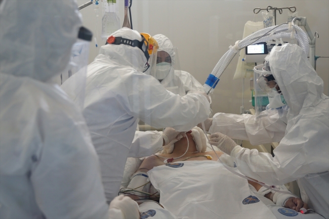 Entübe hastalar nefes alabilsin diye fedakarca mücadele ediyorlar